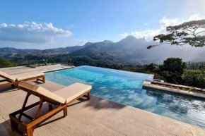 Cabaña con Espectacular Vista y Piscina Climatizada